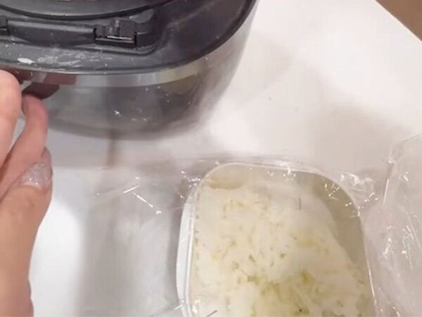 冷凍ご飯が炊きたてご飯に戻る？　アルミホイルを使った意外な裏技に「知らなかった」