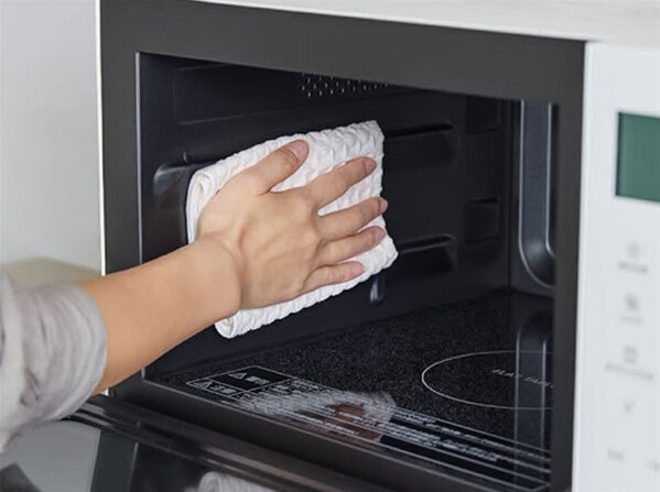 「これらは使わないでください」　汚れた電子レンジの掃除、使ってはいけないアイテムがあって？