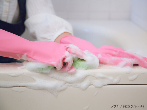 重労働になりがちな風呂掃除　スプレーするだけの洗剤は本当にこすらなくてもいい？　メーカーに聞いてみたら…