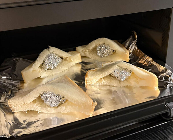 アルミホイルを丸めたら…　サンドイッチの作り方に「天才じゃん」「こんな方法があったとは」