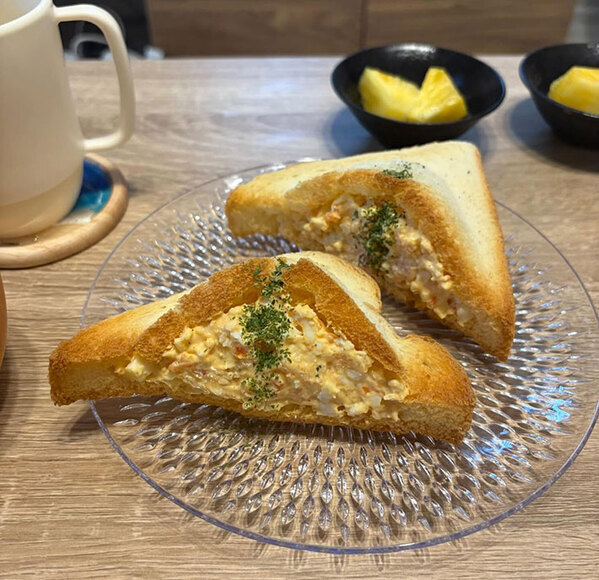 アルミホイルを丸めたら…　サンドイッチの作り方に「天才じゃん」「こんな方法があったとは」