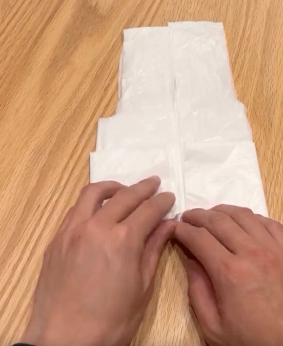 ビニール袋を四角に折ってみたら？　収納しやすいテクに「絶対こっち」