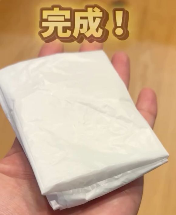 ビニール袋を四角に折ってみたら？　収納しやすいテクに「絶対こっち」