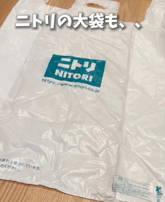 ビニール袋を四角に折ってみたら？　収納しやすいテクに「絶対こっち」