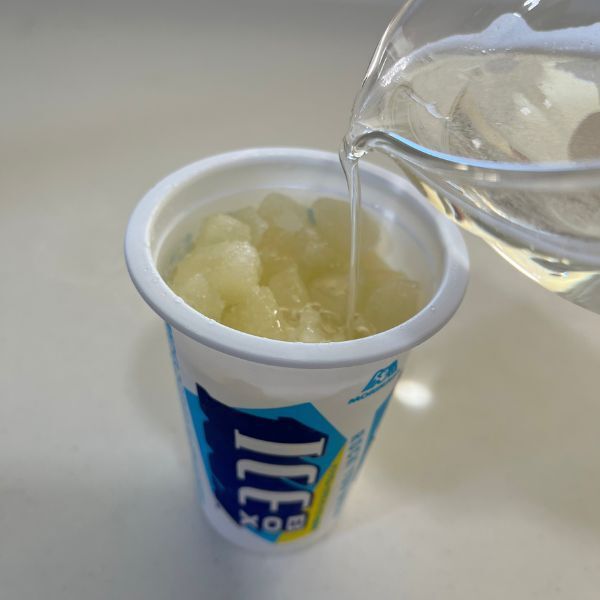 シャリシャリがぷるぷるに？　アイスボックスの変化に「クセになる」「夏ずっとやる」