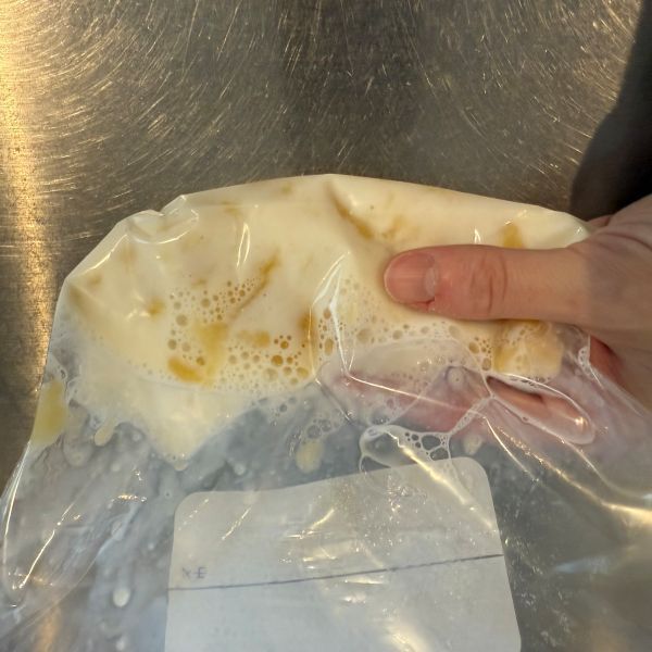 バナナを袋に入れてもむと？　濃厚アイスに「想像以上」「やみつき」