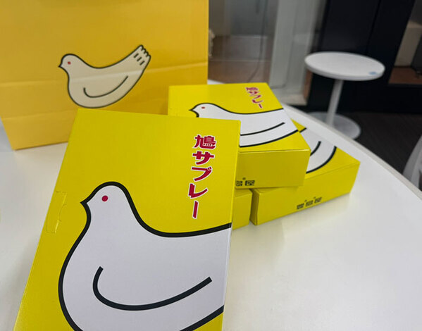 いつもお土産を置いている場所を変えてみたら？　社員の反応がこちら