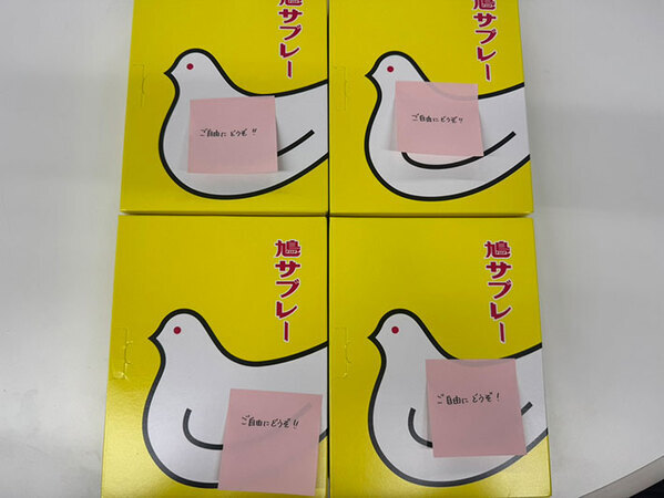 いつもお土産を置いている場所を変えてみたら？　社員の反応がこちら