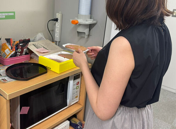 いつもお土産を置いている場所を変えてみたら？　社員の反応がこちら