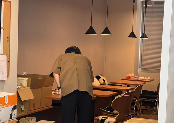 いつもお土産を置いている場所を変えてみたら？　社員の反応がこちら