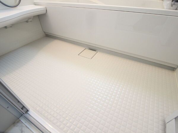 浴室床の『白い汚れ』が落ちない！　企業が教える原因別の掃除法に「なるほど」