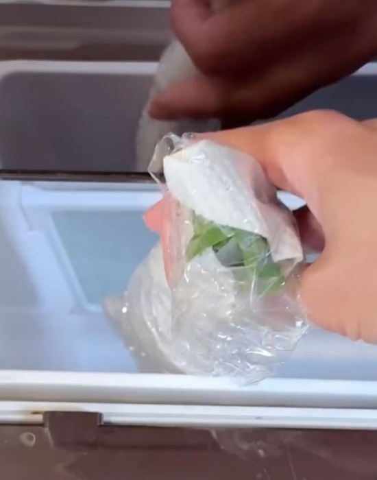 輪ゴムで束ねて切ると？　ニラのみじん切りが「散らからない」「片付けラク」