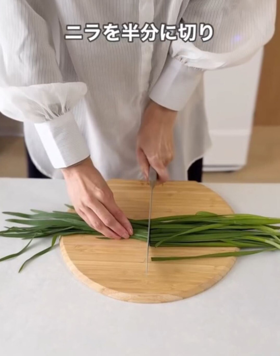 輪ゴムで束ねて切ると？　ニラのみじん切りが「散らからない」「片付けラク」