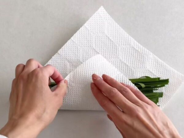 輪ゴムで束ねて切ると？　ニラのみじん切りが「散らからない」「片付けラク」