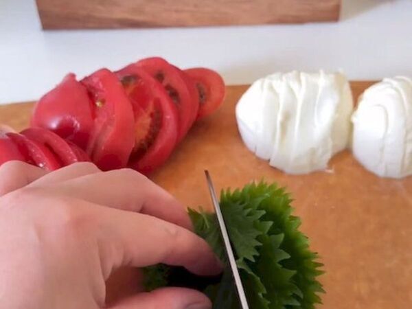 チーズがトロッ、トマトがジュワッ！　カプレーゼにひと手間加えた絶品料理とは？