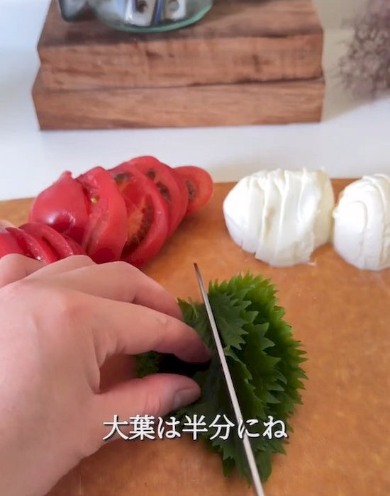 チーズがトロッ、トマトがジュワッ！　カプレーゼにひと手間加えた絶品料理とは？