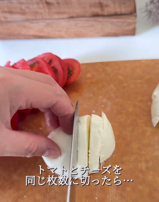 チーズがトロッ、トマトがジュワッ！　カプレーゼにひと手間加えた絶品料理とは？