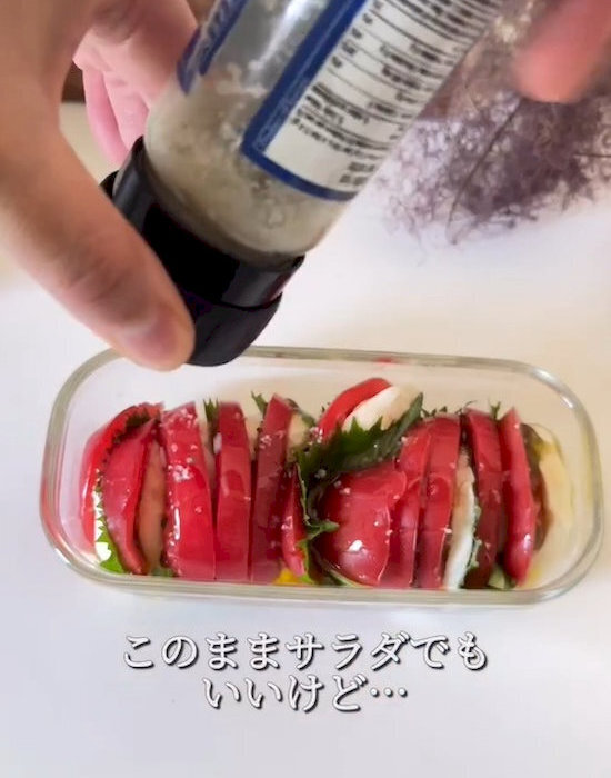 チーズがトロッ、トマトがジュワッ！　カプレーゼにひと手間加えた絶品料理とは？