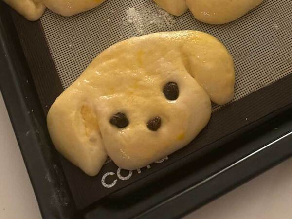 焼き上がったクリームパンを確認すると？　仕上がりに「食べられない」「初めて見た」