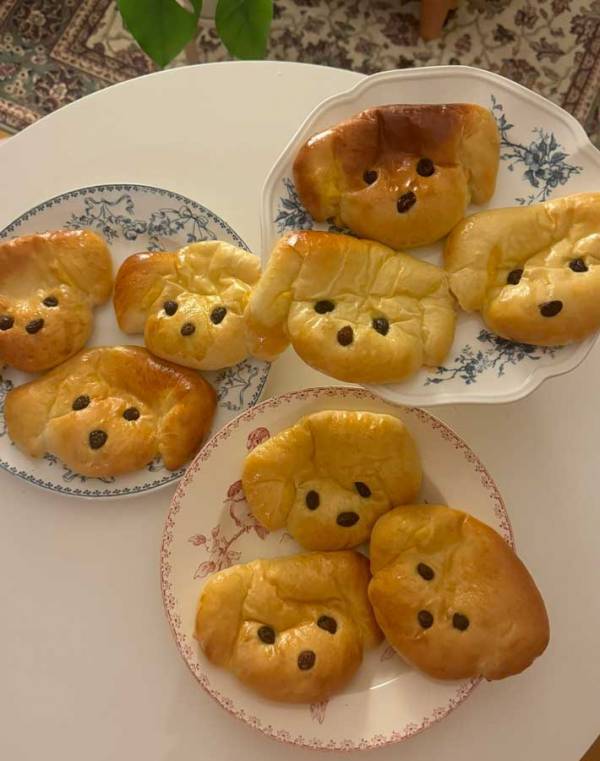 焼き上がったクリームパンを確認すると？　仕上がりに「食べられない」「初めて見た」