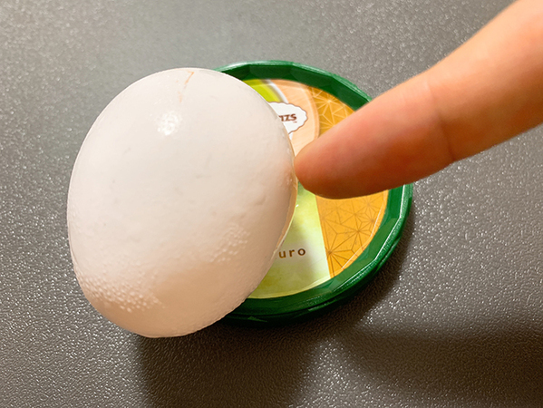 卵かけご飯を作る時、卵どこに置いてる？　アイスの蓋を捨てずに取っておくと…【活用術】