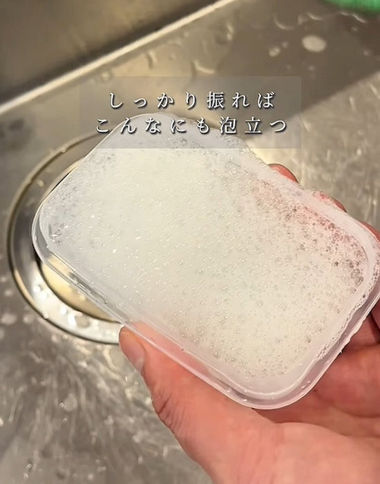 スポンジは使わなくても大丈夫！　食品保存容器の頑固な汚れを簡単きれいにするテク