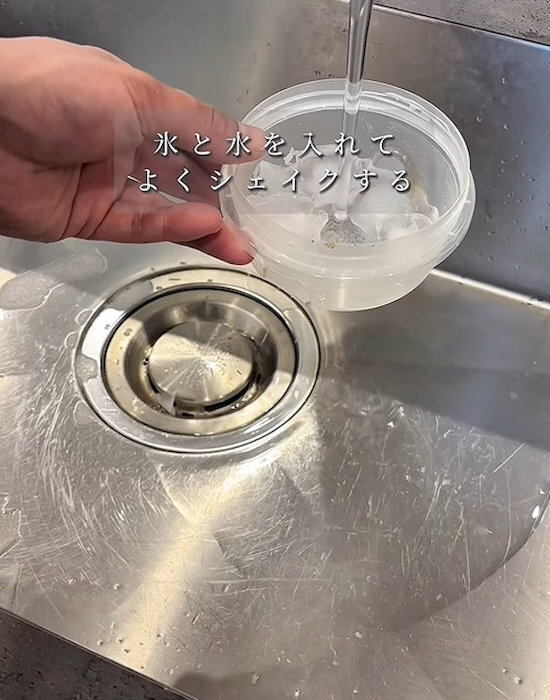スポンジは使わなくても大丈夫！　食品保存容器の頑固な汚れを簡単きれいにするテク