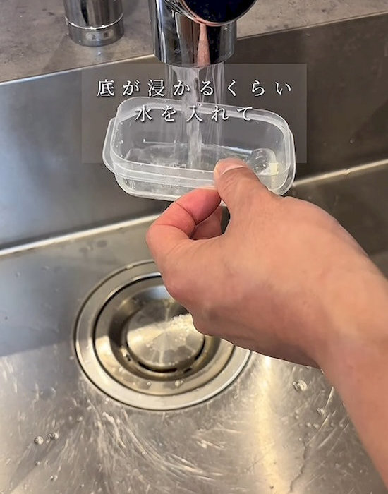 スポンジは使わなくても大丈夫！　食品保存容器の頑固な汚れを簡単きれいにするテク