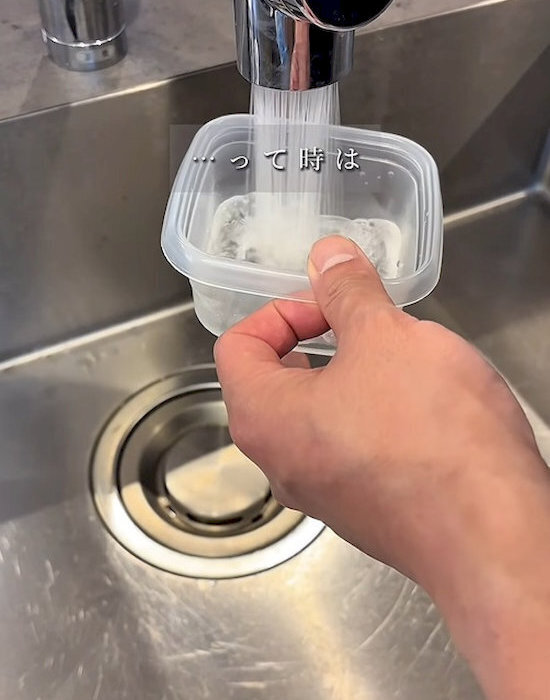 スポンジは使わなくても大丈夫！　食品保存容器の頑固な汚れを簡単きれいにするテク