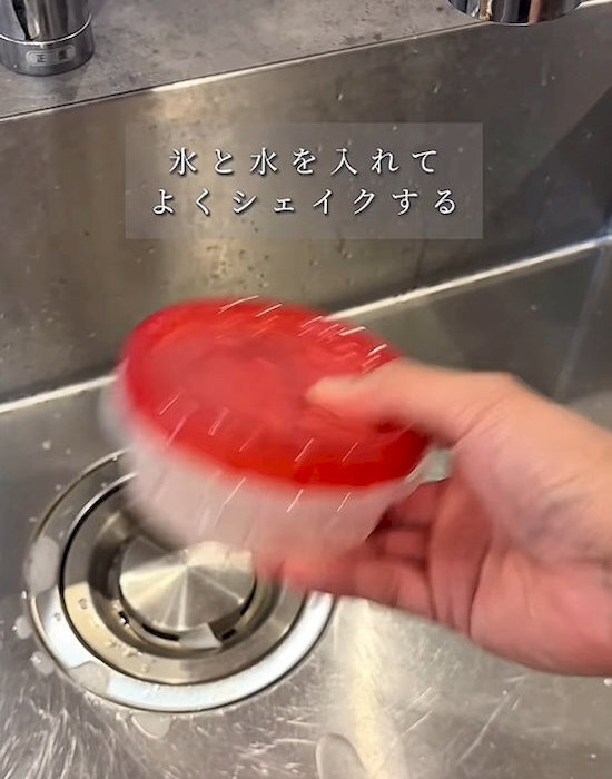 スポンジは使わなくても大丈夫！　食品保存容器の頑固な汚れを簡単きれいにするテク