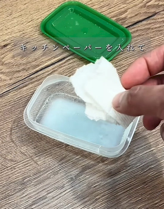 スポンジは使わなくても大丈夫！　食品保存容器の頑固な汚れを簡単きれいにするテク