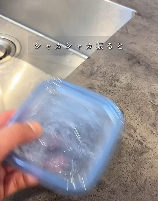 スポンジは使わなくても大丈夫！　食品保存容器の頑固な汚れを簡単きれいにするテク