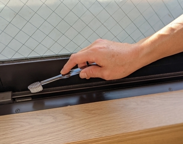 「ゴシゴシいらずって本当？」　泡で落とすサッシ掃除に「快感すぎ」「クセになる」