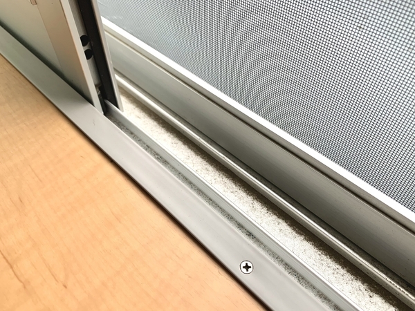 「ゴシゴシいらずって本当？」　泡で落とすサッシ掃除に「快感すぎ」「クセになる」