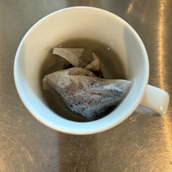 麦茶パックにお湯を少量入れて牛乳を加えると…？　意外な味に「なんと」