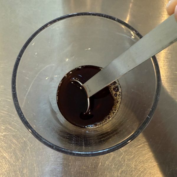 麦茶パックにお湯を少量入れて牛乳を加えると…？　意外な味に「なんと」