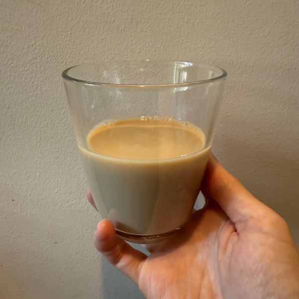 麦茶パックにお湯を少量入れて牛乳を加えると…？　意外な味に「なんと」