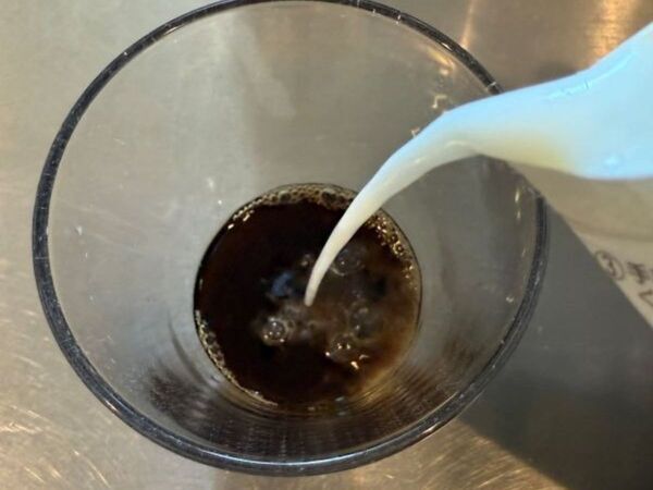 麦茶パックにお湯を少量入れて牛乳を加えると…？　意外な味に「なんと」