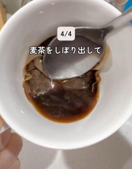 麦茶パックにお湯を少量入れて牛乳を加えると…？　意外な味に「なんと」