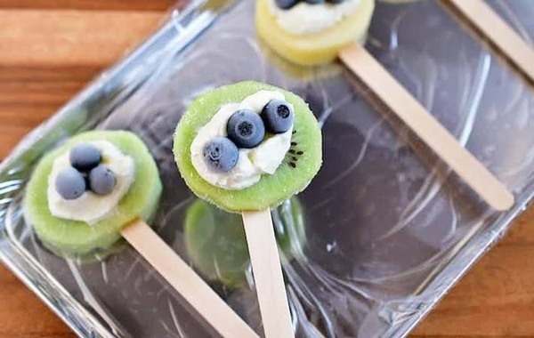 「簡単でおいしい」「罪悪感なし！」　キウイを冷凍庫に入れてできたのは…