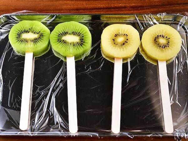 「簡単でおいしい」「罪悪感なし！」　キウイを冷凍庫に入れてできたのは…