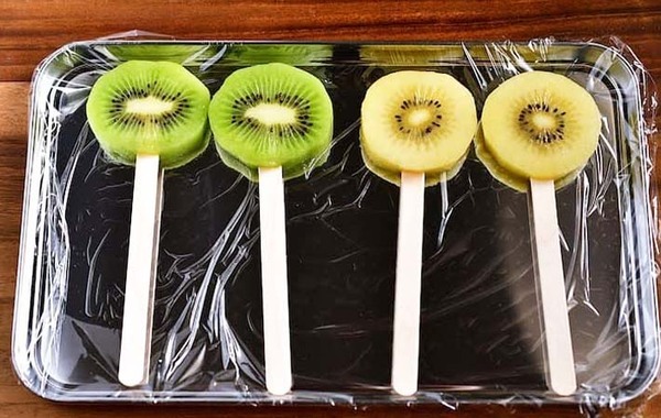 「簡単でおいしい」「罪悪感なし！」　キウイを冷凍庫に入れてできたのは…