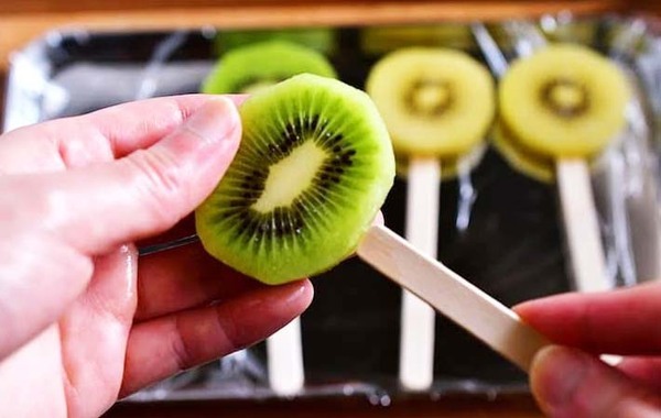 「簡単でおいしい」「罪悪感なし！」　キウイを冷凍庫に入れてできたのは…