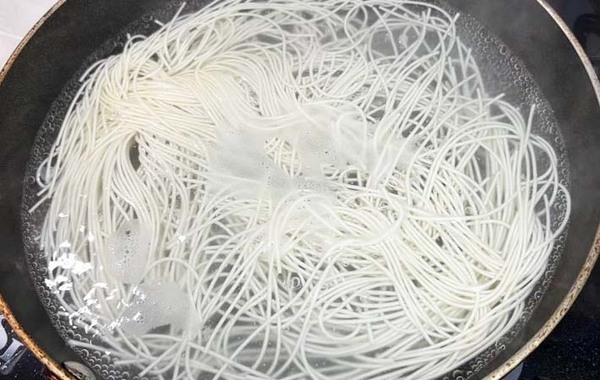 ゆでたそうめんと卵液を混ぜて…　できたものに「驚いた」「夏にピッタリ」