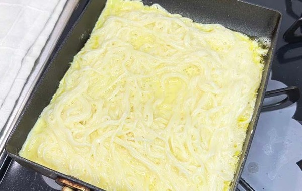 ゆでたそうめんと卵液を混ぜて…　できたものに「驚いた」「夏にピッタリ」