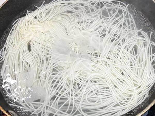 ゆでたそうめんと卵液を混ぜて…　できたものに「驚いた」「夏にピッタリ」