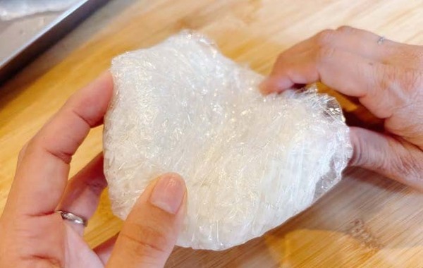 ご飯を冷凍する時、試してみて！　そのまま冷凍庫に入れるのではなく…