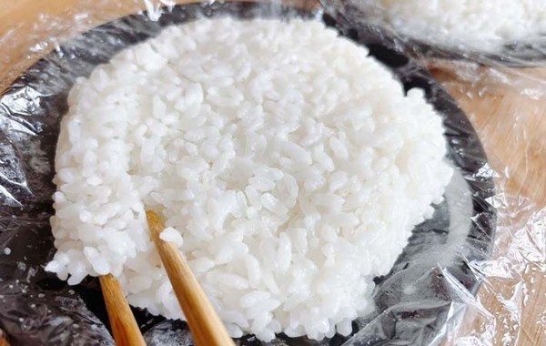 ご飯を冷凍する時、試してみて！　そのまま冷凍庫に入れるのではなく…