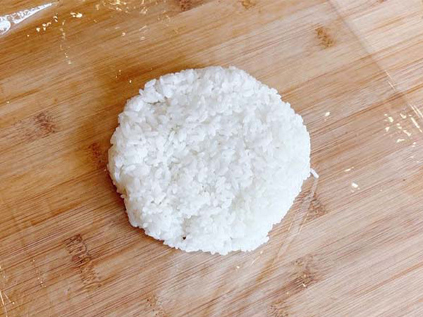 ご飯を冷凍する時、試してみて！　そのまま冷凍庫に入れるのではなく…