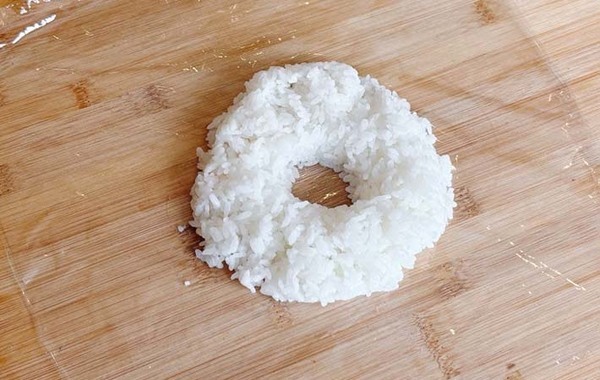 ご飯を冷凍する時、試してみて！　そのまま冷凍庫に入れるのではなく…